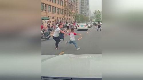 成人过马路危险视频大全,惊险瞬间!成人过马路危险行为大盘点