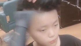 成人理发视频头型,跟随理发师步伐,打造时尚成人头型